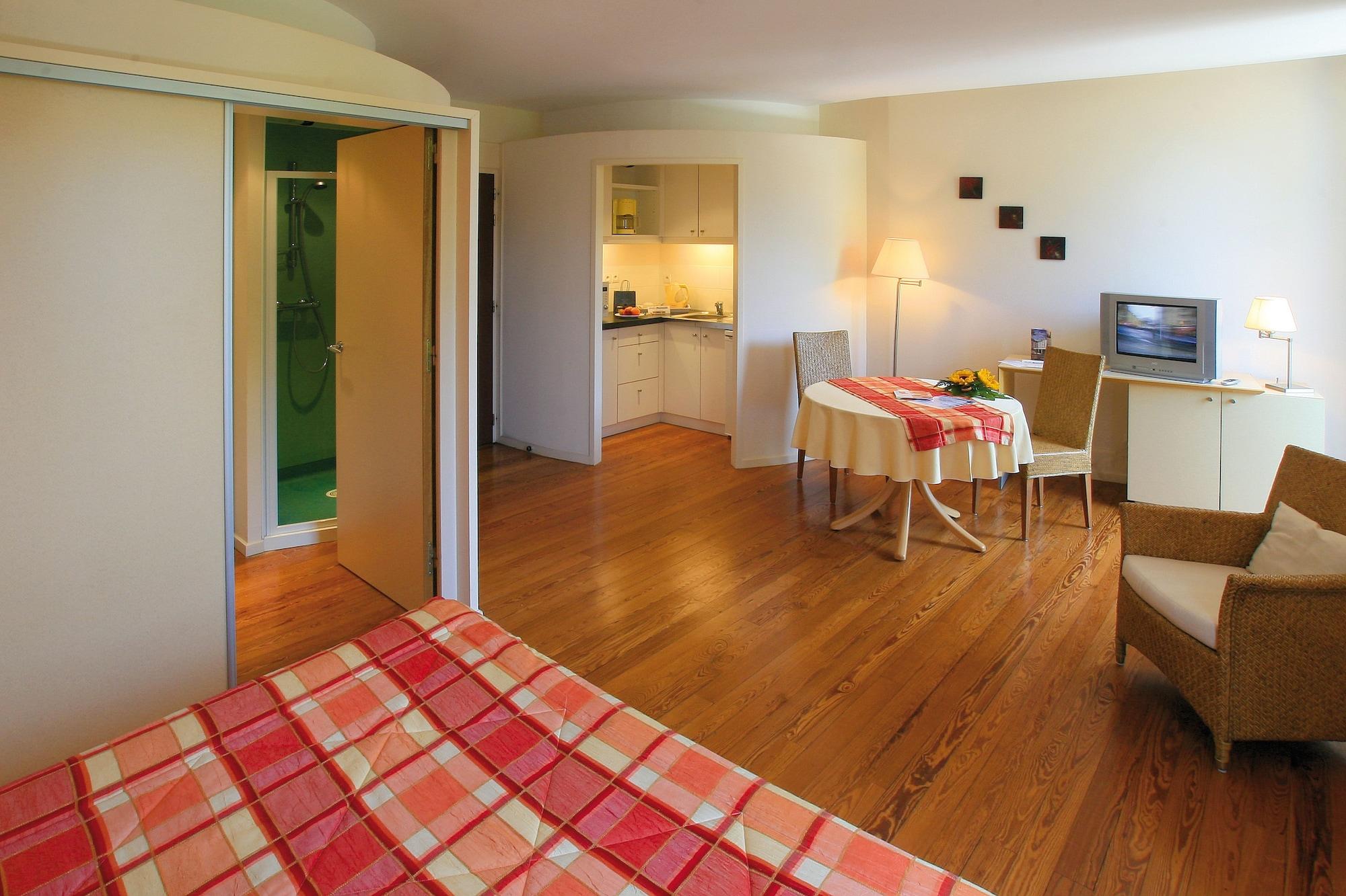 Hotel Cerise - Les Sources Luxeuil-Les-Bains Exterior photo